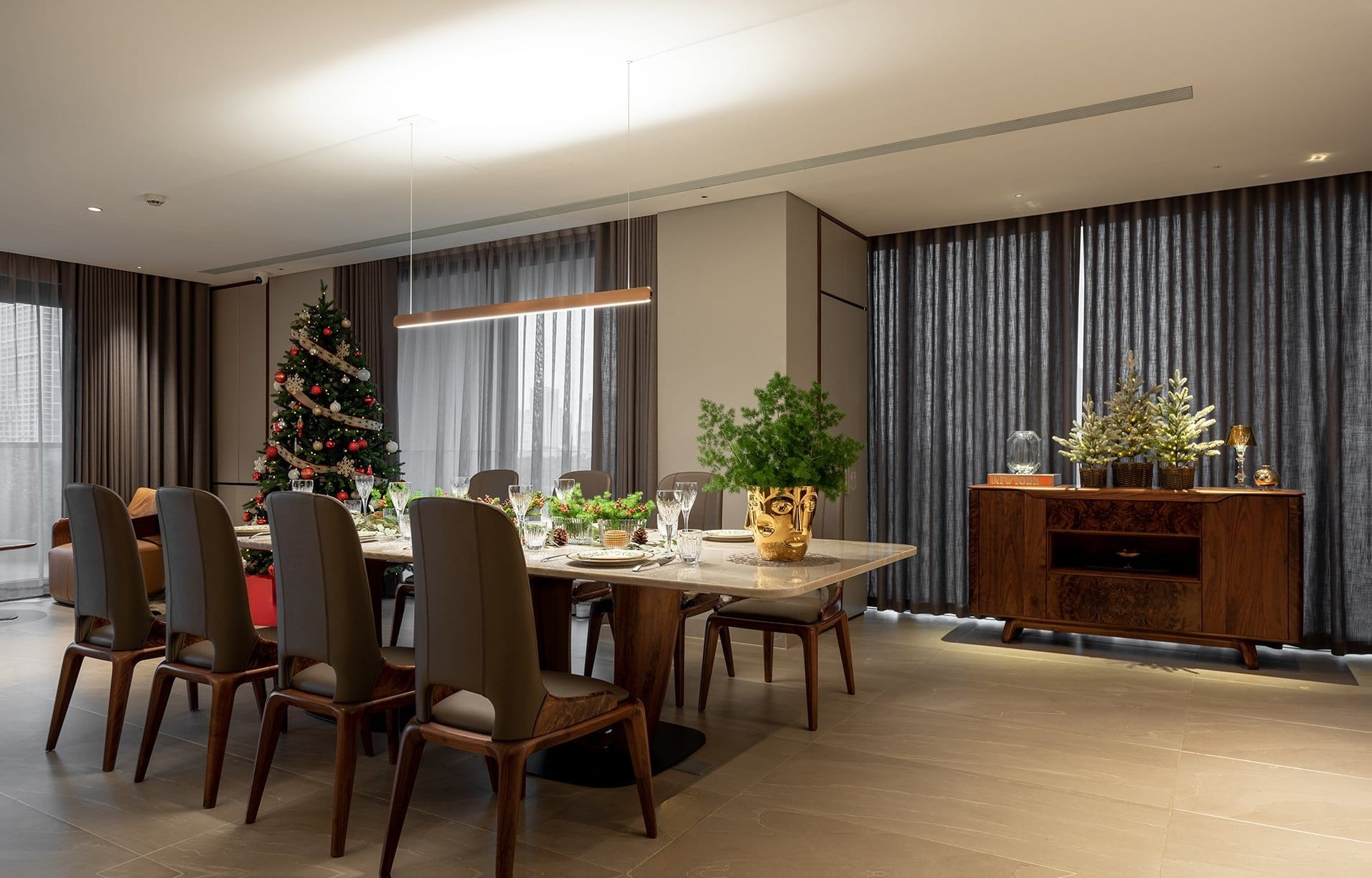 Bàn ăn mặt đá hiện đại 8 ghế bằng gỗ tự nhiên và da PU màu ghi đậm