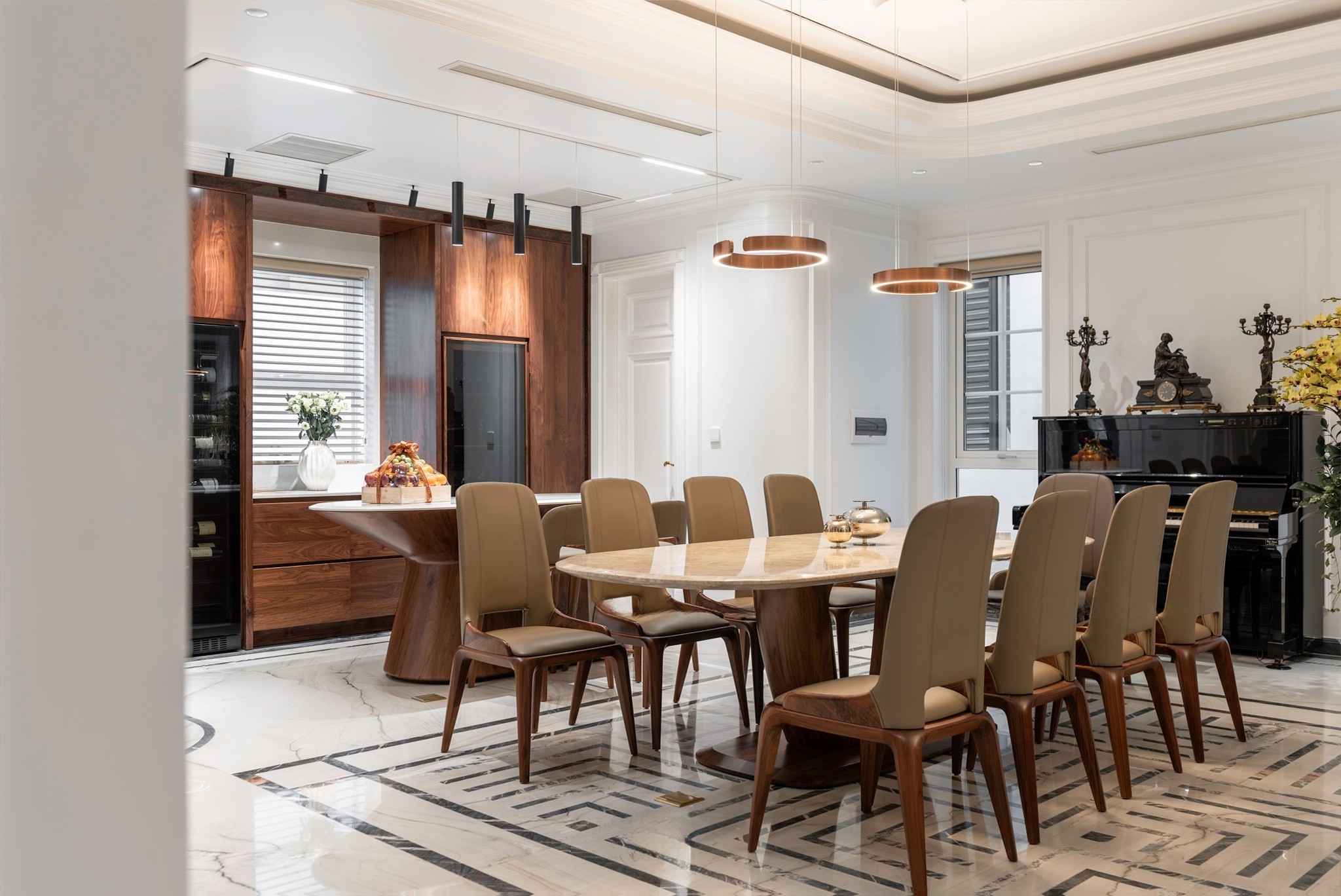 Bàn ăn mặt đá marble trắng vân mây, chân gỗ tự nhiên, ghế bọc da nâu kem