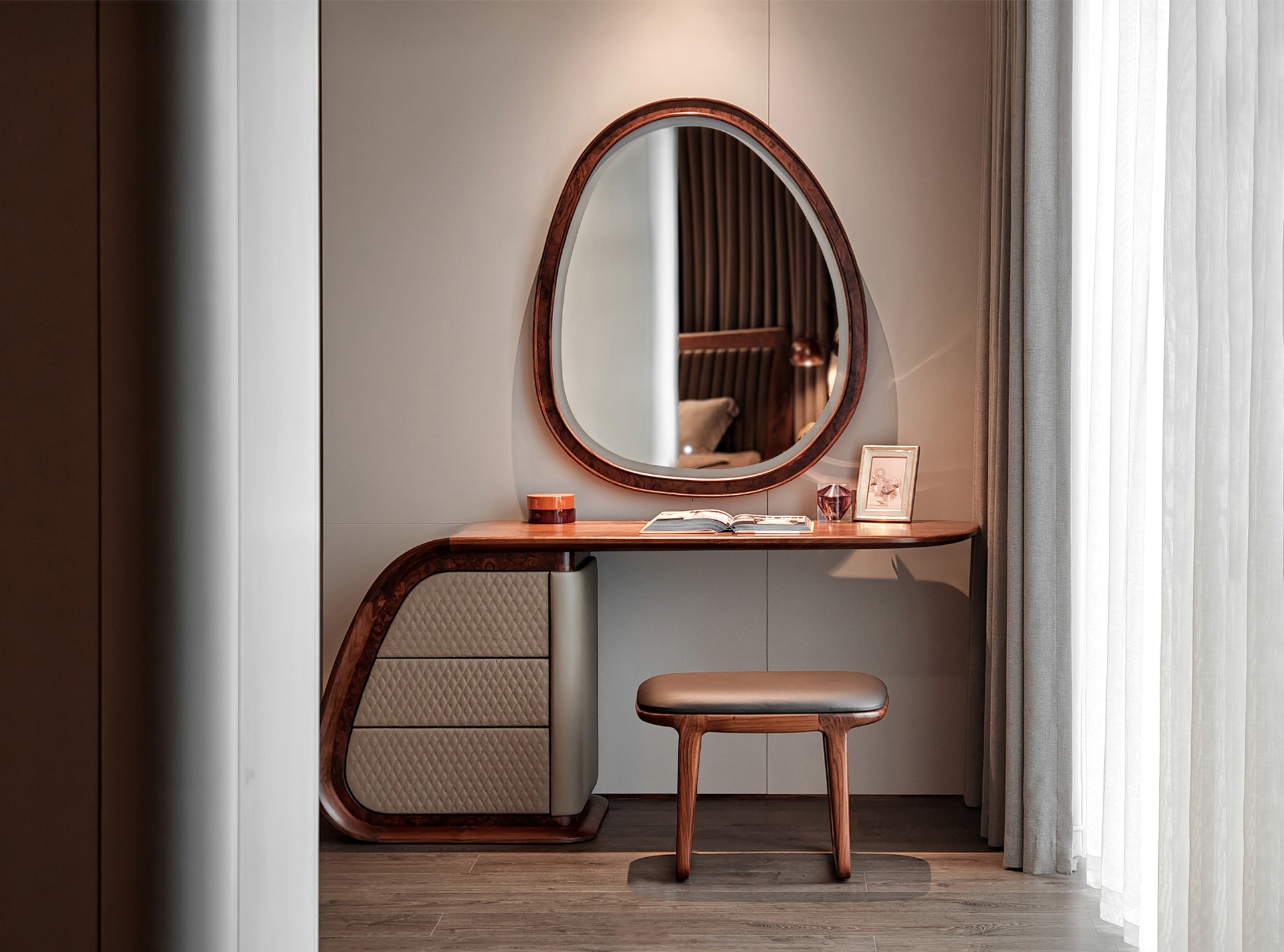 Bàn trang điểm bằng gỗ đẹp nhất với ngăn kéo ốp da kẻ caro và gương viền veneer nu