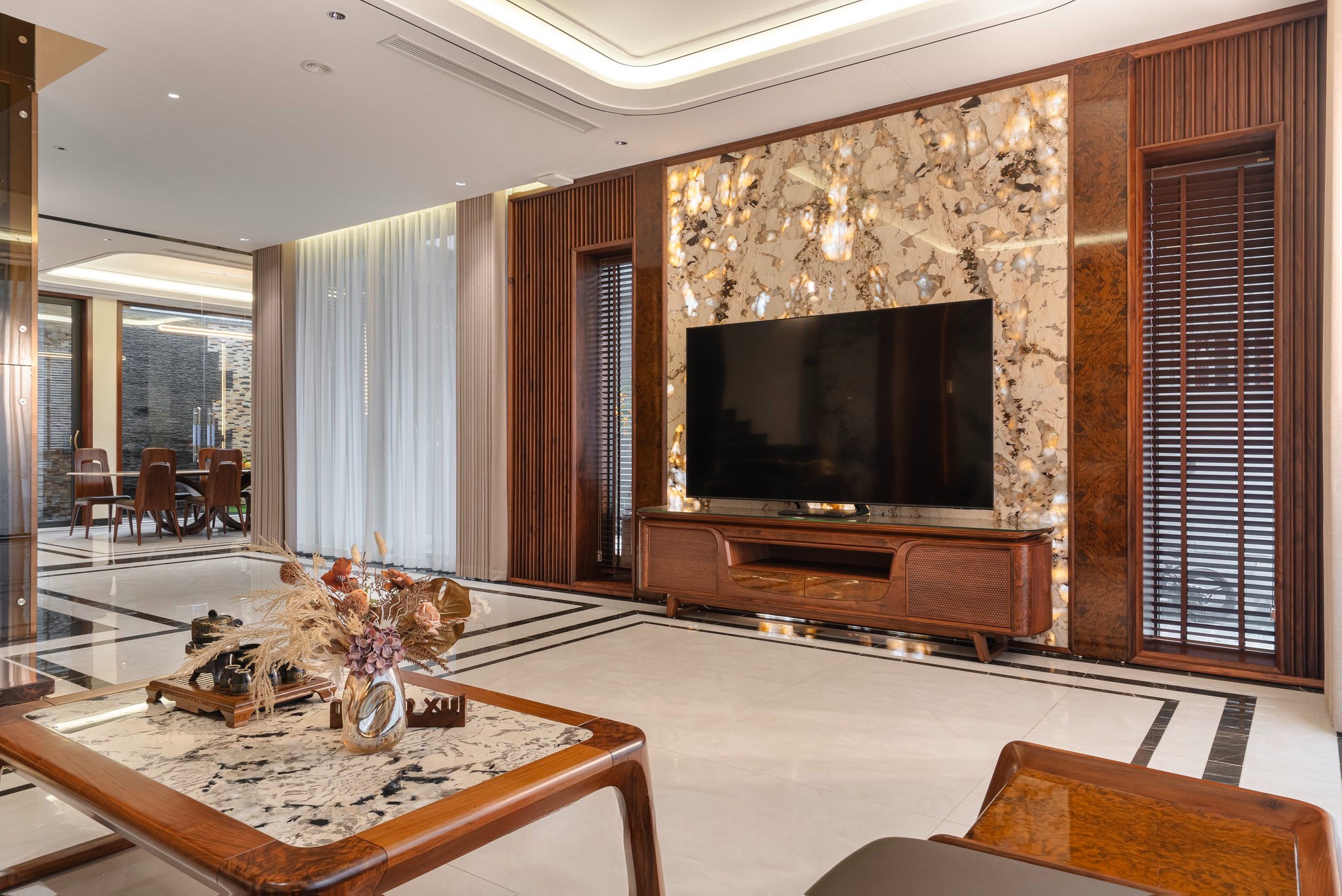 Kệ tivi cao cấp gỗ óc chó tự nhiên với mặt kính trong suốt và họa tiết CNC tinh xảo