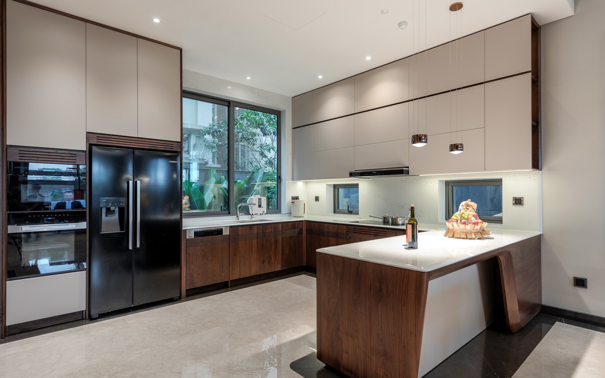 Mẫu tủ bếp gỗ đẹp chữ L hiện đại với acrylic trắng và laminate nâu trầm