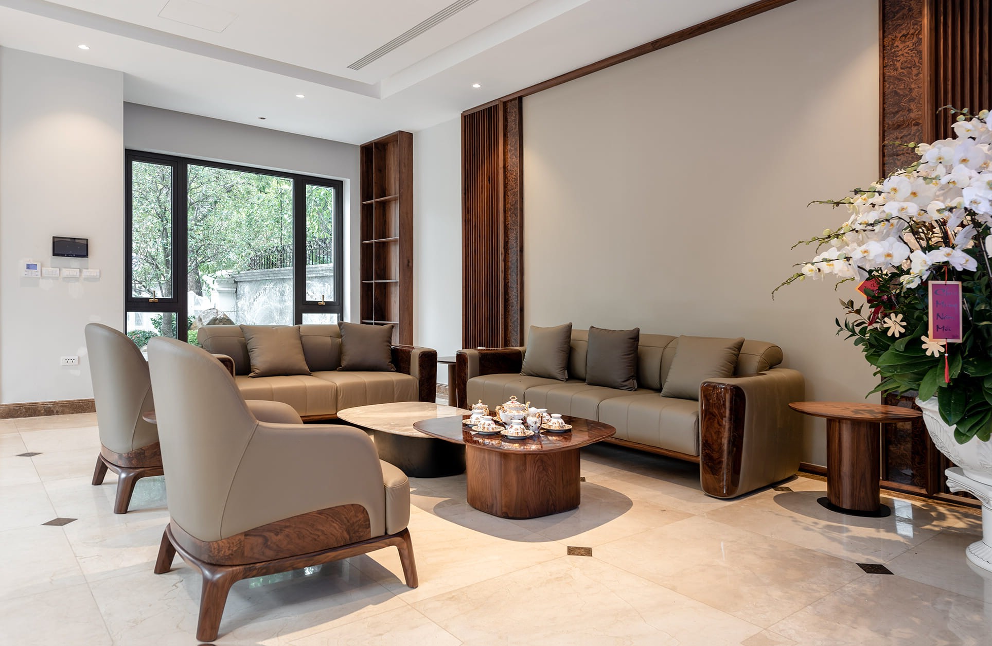 Sofa gỗ phòng khách đẹp hiện đại bằng gỗ óc chó với đệm da PU màu ghi đậm và bàn trà mặt đá trắng sang trọng